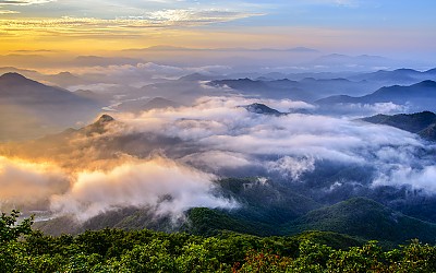 저멀리 덕유산 주능선을 바라보며