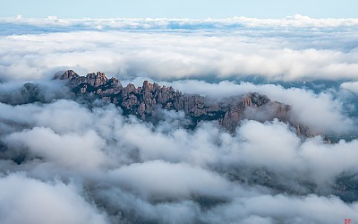 운해에 잠긴 울산바위