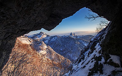 동굴에서 바라보는 마이산