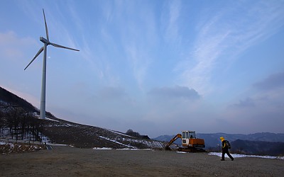 낙동정맥 맹동산 풍력단지를 지나다가..