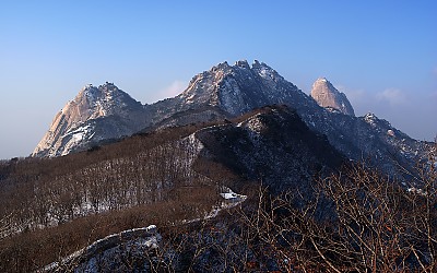 삼각의 왕관, 늦은 오후빛을 받다