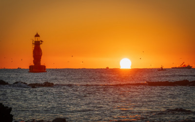 빨간 젖병등대 일출