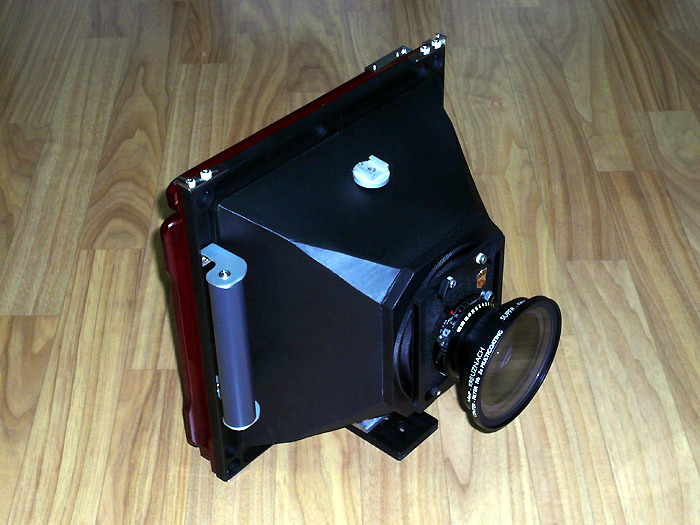 (기본 시스템인 Super-Symmar 150mm XL 렌즈가 장착되어 있으며, 오목링을 이용하여 바디에 연결됨)