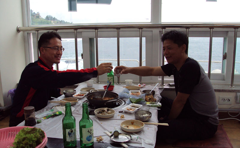 이슬은 이미 상밑으로 몇병이 더 쓰러지고 우리는 이미 치사량의 주님을...