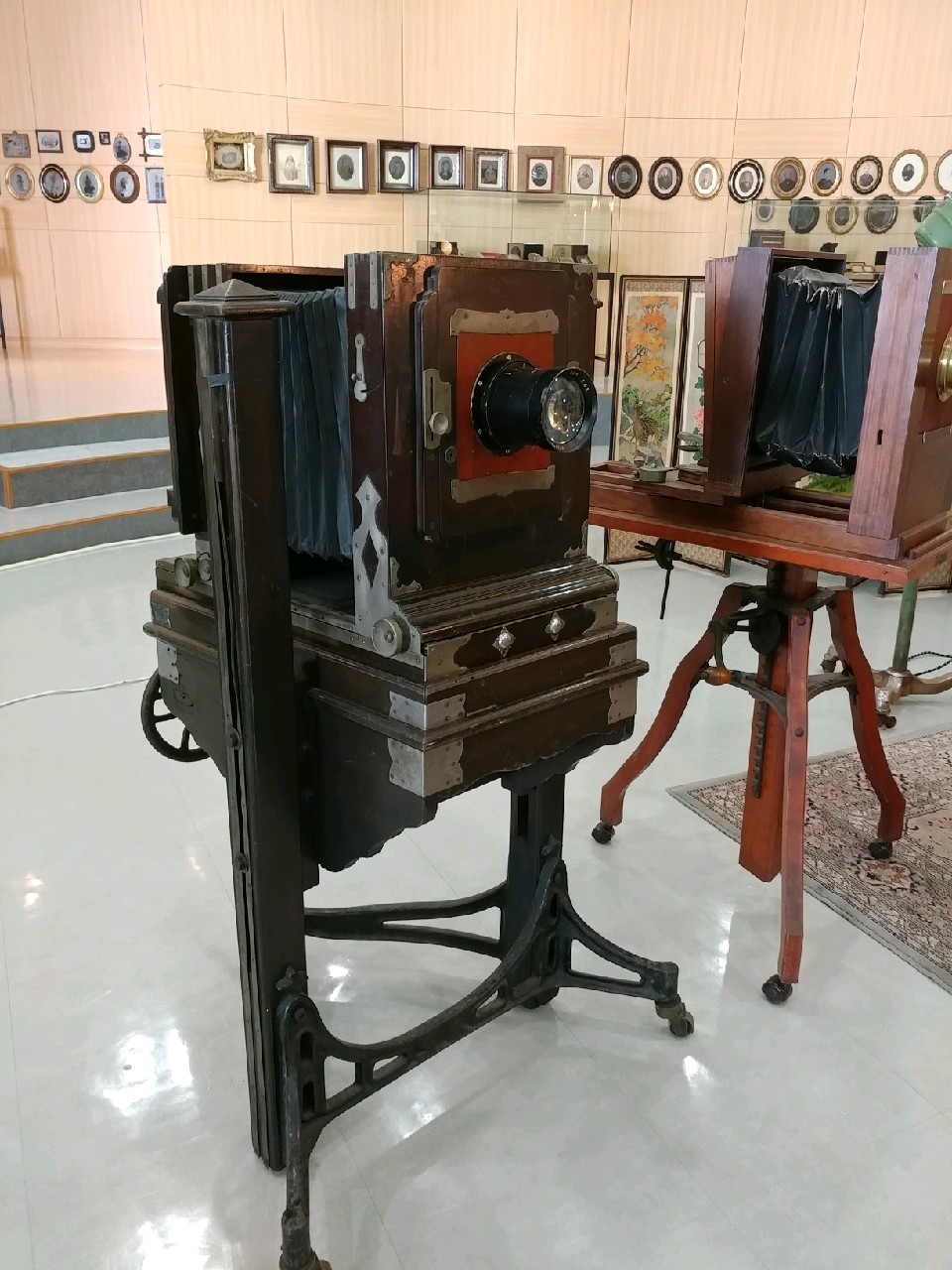 사진의 역사를 한 눈에 볼 수 있는 사진역사 전시장의 모습입니다.