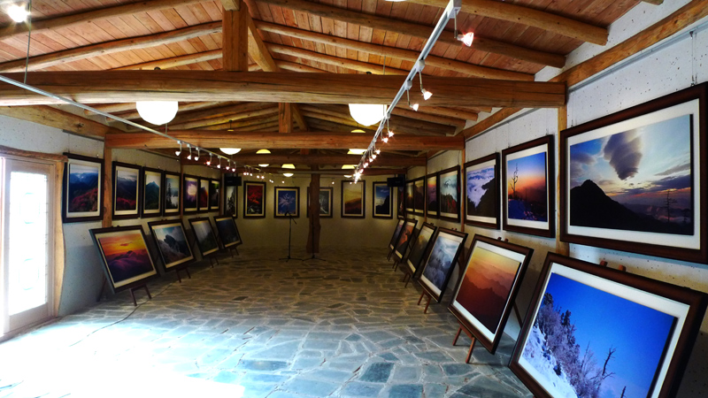 갤러리 내부 전경입니다.
약 100 여명이 집회를 할 수 있는 공간입니다.
이번 본 협회의 행사를 이 곳에서 개최하게 됩니다.

오늘 회원들이 많이 참석하여 축하 못했음을 강작가에게 말씀드렸습니다
당초 5월 초 달궁야영장에서 친교의 밤 행사를 계획 하였으나  4월 중에
강병규 갤러리를 오픈 한다고 하기에 시기적으로 두 행사가 가까워서
그러면 친교의 밤 행사를 장소 변경하여 강병규갤러리로  하면 개업 
축하의 의미가 될 것으로 판단하여  장소 변경을 이사회에서 결정한 것을 
강 작가도 알고 계시므로 서운 해 하시지는 않았습니다.

축하연과 협회 친교의 밤을 성대히 준비하오니 
주위에 산악사진에 관심있으신 
분들이나  산악인들을 많이 초대하여 주시기 바람니다