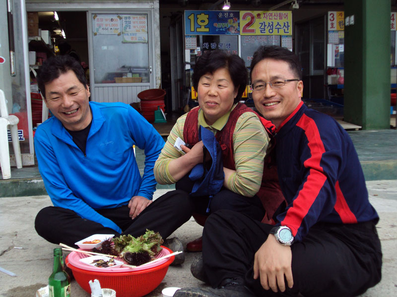 속초시 장사항 1번집 아주머니의 후덕한 인심 덕에 우리 두 사람은 그만 이곳에서 이슬에 전사하고 말았다. 그날의 일이 기억나지 않는다.