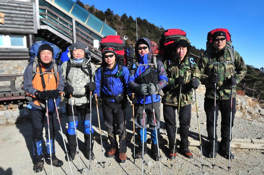 국가 전략 기동 부대 후배산꾼들..
치열한 산행을 하는 이들이지요..
직진 초흘지 갈매기님 반가웠습니다..
