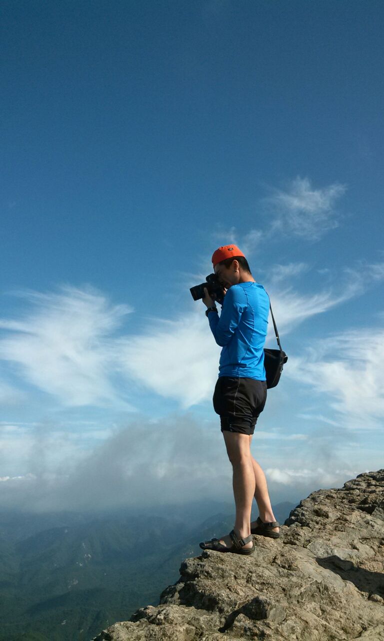 브로켄을 촬영중인 김장상님을 폰카로 담아봤습니다. 요즘 스마트폰의 카메라 성능이 이 정도일줄이야... 놀라운 기술의 진보입니다.
이젠 스마트폰만 휴대하고서 산행촬영을 해야 할 판인가 봅니다.