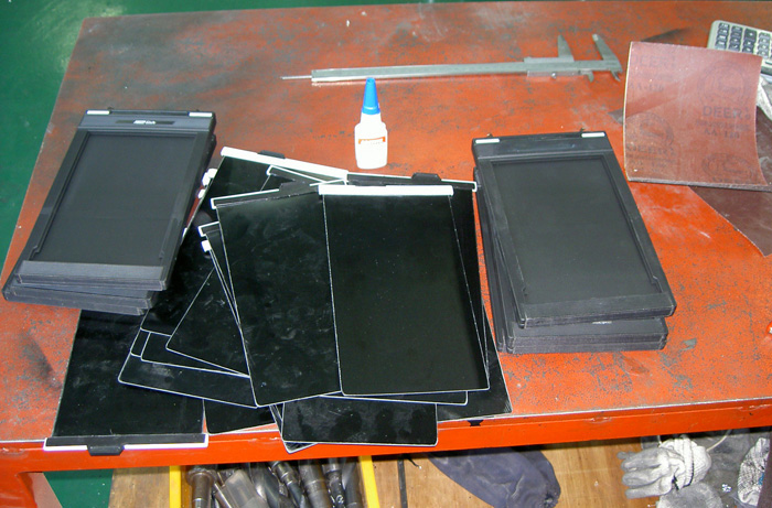 최종 완성된 5*8 홀더 칼의 모양. 칼은 재단을 한 후 테두리의 연마작업을 거쳐야만 부드럽게 사용할 수 있다.