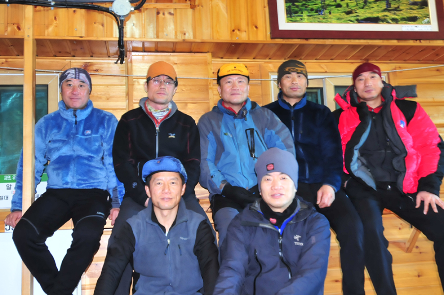 전날 밤 전복 . 키조개 살 홍주..등등을 묵고 
때깔이 훤한 분들.. 얼매나 디지게 묵었던지 
이모씨는 입술이 다 부르텃더군요..
분명 전날 밤엔 혀꼬부라진 소리로 남가 놓는다 캣는데..
담날 한 개도 안남기고 묵어 버렸더군요...미오할꺼야...