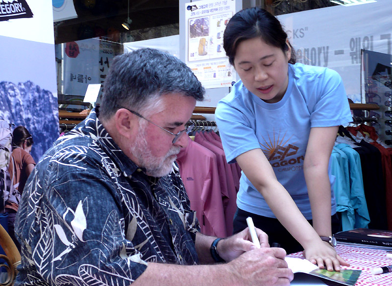                                                    (그레고리 할아버지의 싸인회 모습)