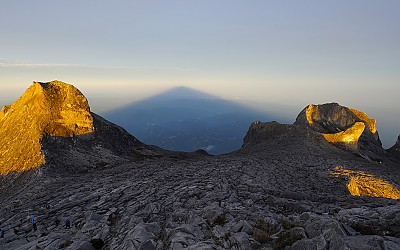 코타 키나발루산의 황금빛 아침