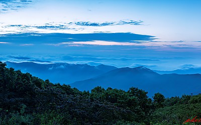 덕유산장 앞에서