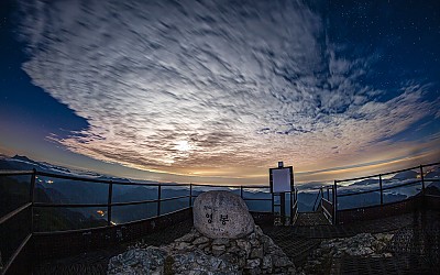 월악의 새벽 달빛