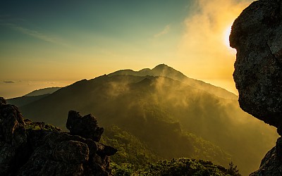 돌형상의 얼굴   - 지리산 천왕봉을 바라보며  천운을 기도한다…