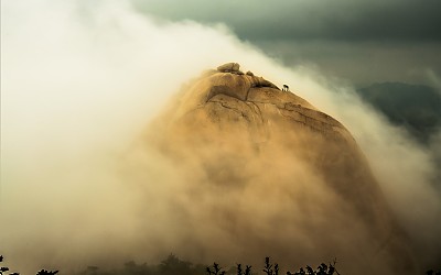 칼바람에 운무도 쉬었다 가는 곳 "인수봉"