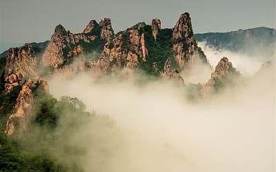 공룡의 암봉들