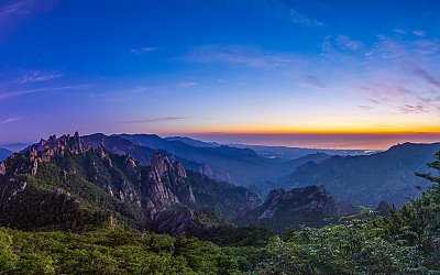 달이 있는 설악의 새벽풍경