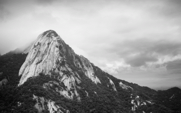 북한산 영봉에서 본 인수봉
