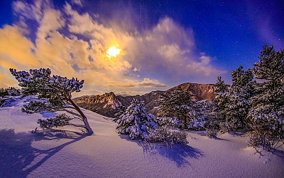 달빛이 아름다운 눈내린 산정