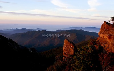 먼  산