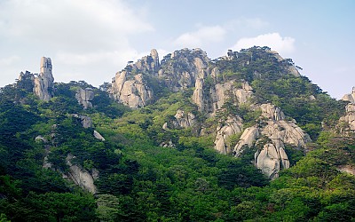 신록의 암봉