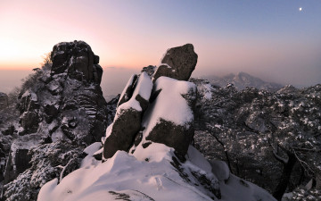 여명맞는 바위와 달