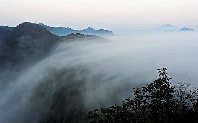 넘쳐흐른다