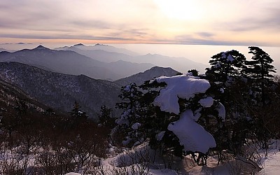 덕유 능선과 잔설