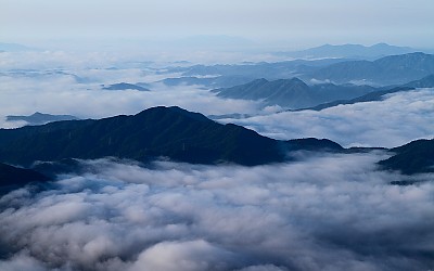 운해 덮인 능선 조망