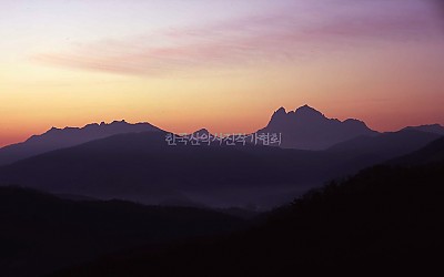 삼각산 실루엣
