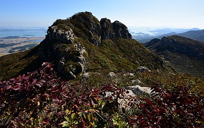 산과 바다가있는 풍경.
