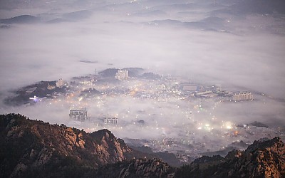 운해가 흐르는 도시의 새벽