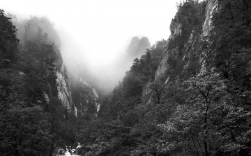 천불동 계곡에 비 내리는 날
